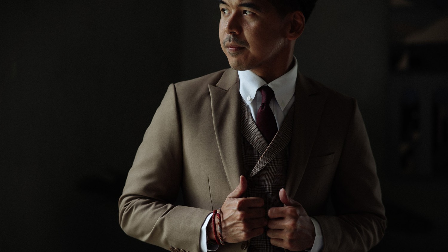 mens-bespoke-suit-in-taupe-with-checked-vest