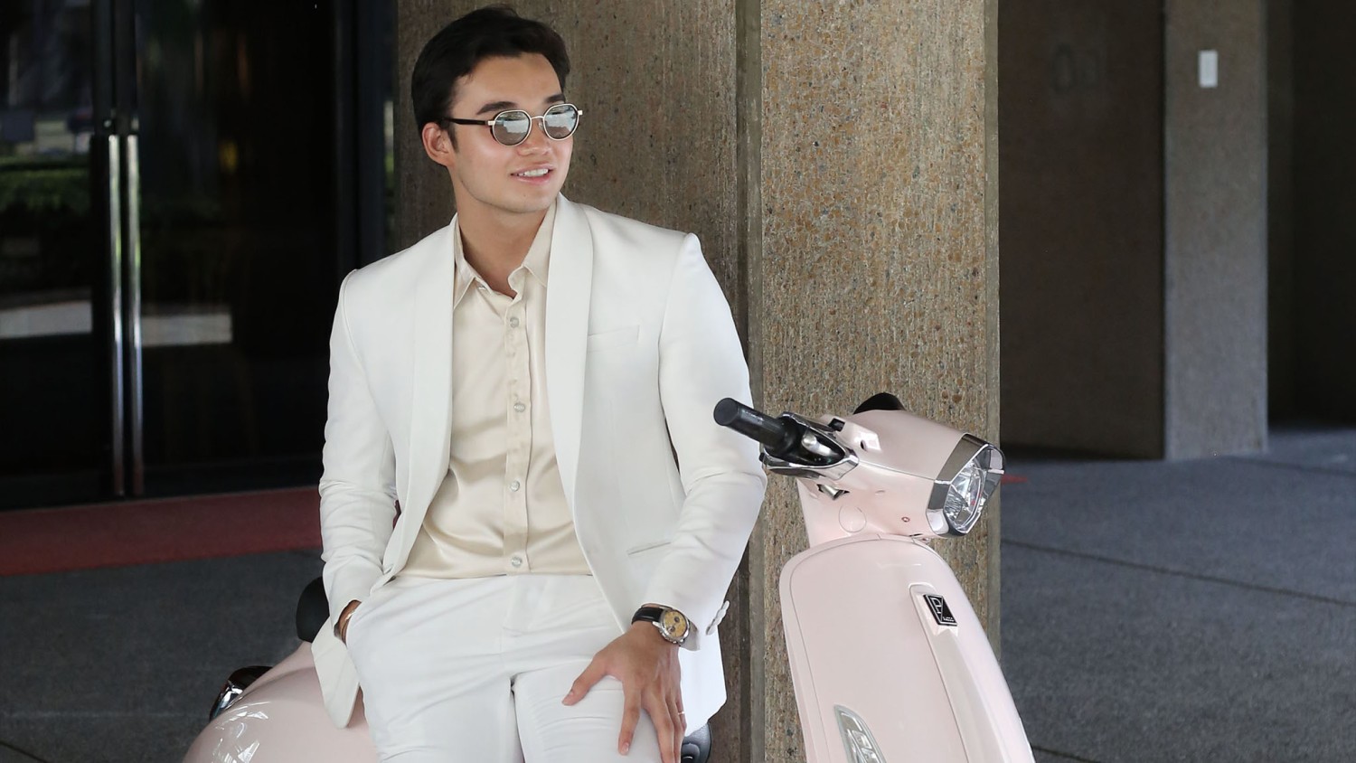 white-bespoke-suit-contemporary-mens-elegance